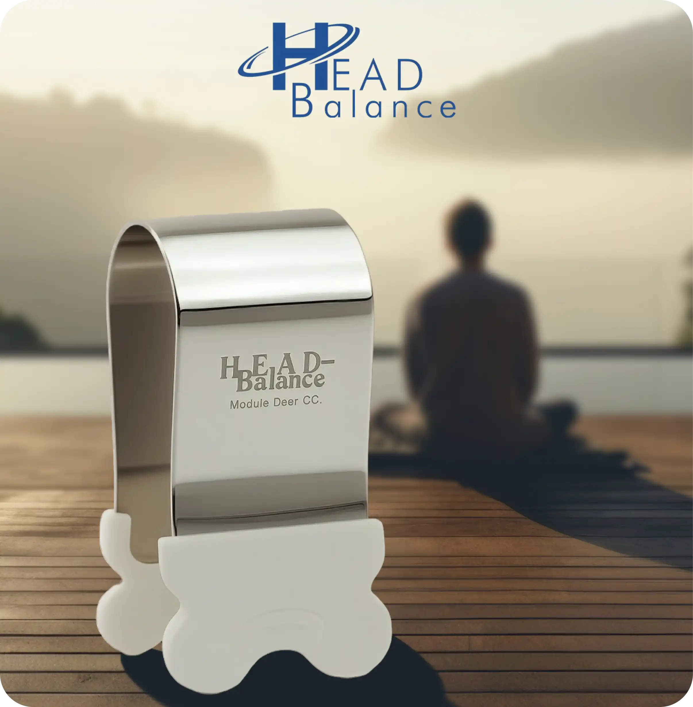 Dispositif argenté Head Balance sur un pont en bois avec une personne assise en méditation devant un paysage brumeux.