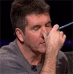 GIF de Simon Cowell exaspéré se couvrant le visage, réaction de frustration