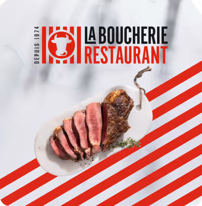 Steak tranché rosé sur une planche blanche avec logo de La Boucherie Restaurant et rayures rouges diagonales.