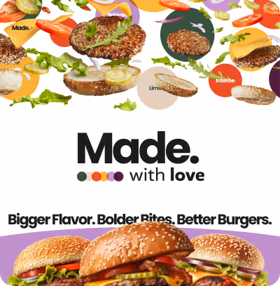 Trois hamburgers avec pain aux graines de sésame, laitue, tomates, fromage, cornichons, oignons et bacon, avec le texte 'Made. with love' et 'Bigger Flavor. Bolder Bites. Better Burgers.'