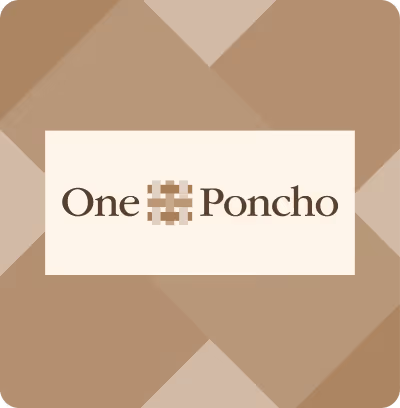 Logo One Poncho avec un motif tissé brun clair au centre sur un fond beige et marron.
