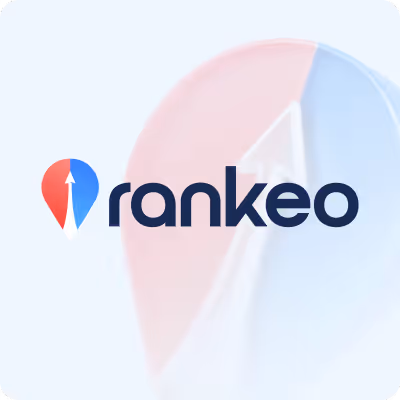 Logo Rankeo avec une flèche blanche pointant vers le haut dans une épingle en dégradé rouge et bleu, sur fond clair avec un graphique circulaire flou.